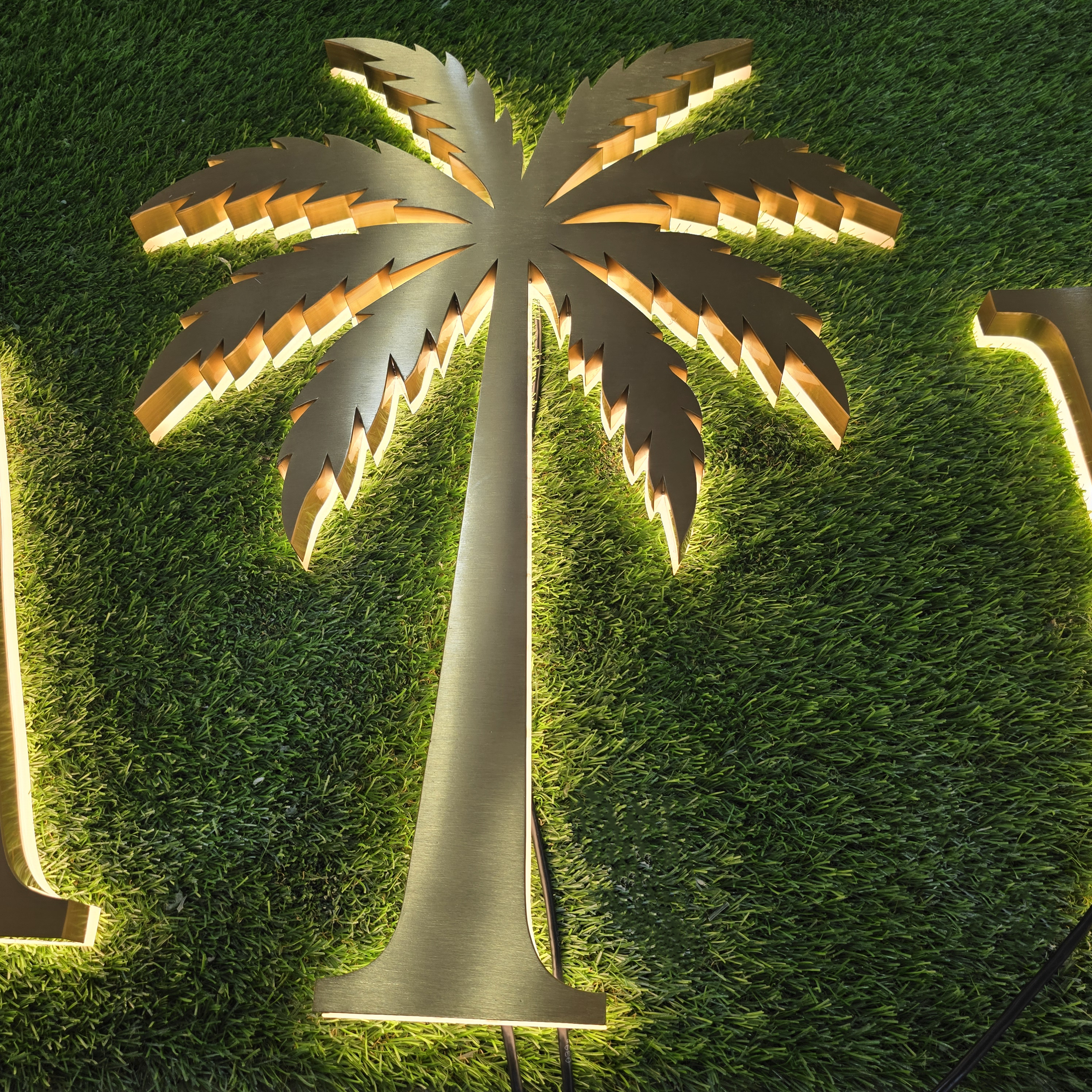 Custom Shape Backlit Channel Sign Gold Brushed Stainless Steel Palm Tree LED Halo Backlit Metal Wall Art Sign