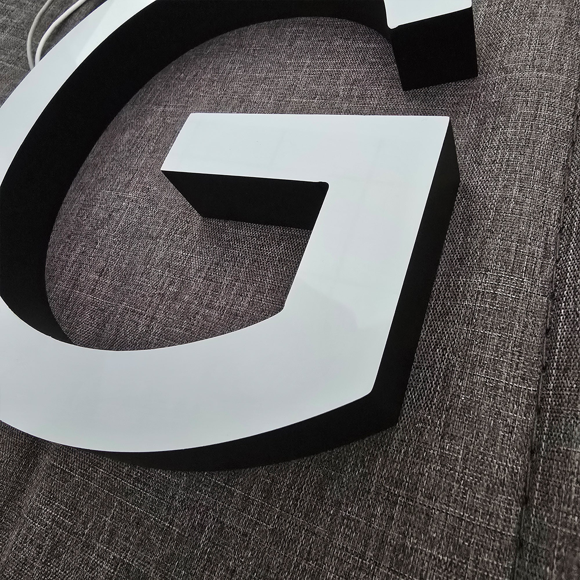 Custom Front-lit Acrylic Letters,Straight Edge，Business Storefront & Office Branding