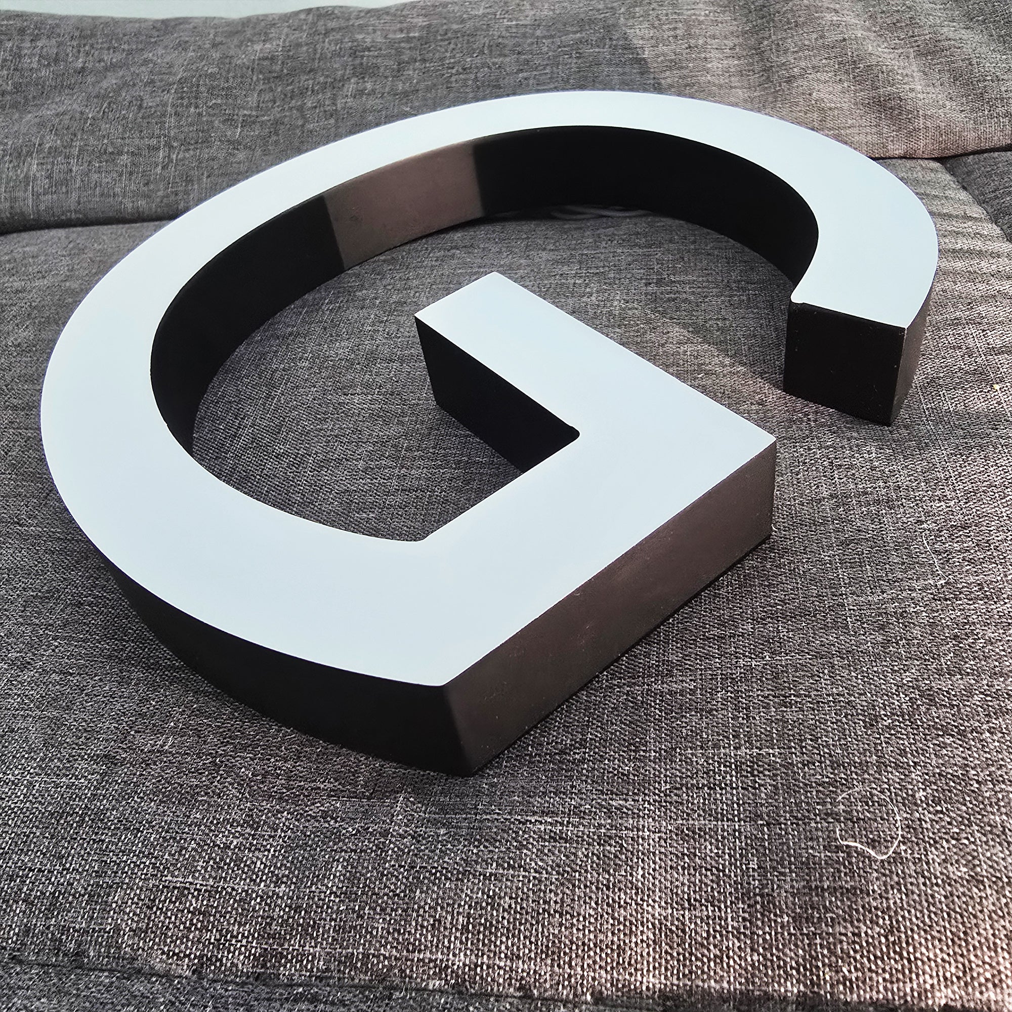 Custom Front-lit Acrylic Letters,Straight Edge，Business Storefront & Office Branding