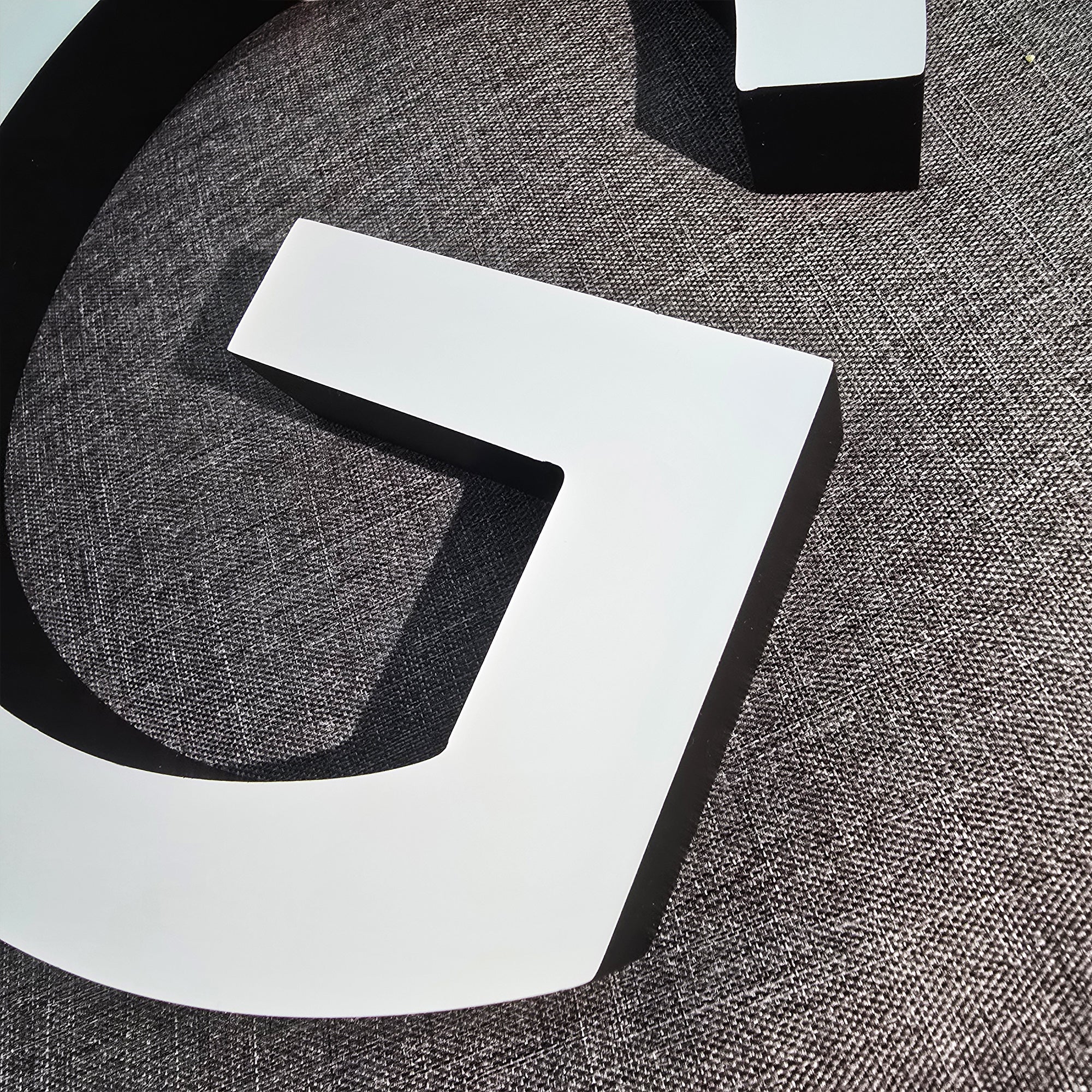 Custom Front-lit Acrylic Letters,Straight Edge，Business Storefront & Office Branding